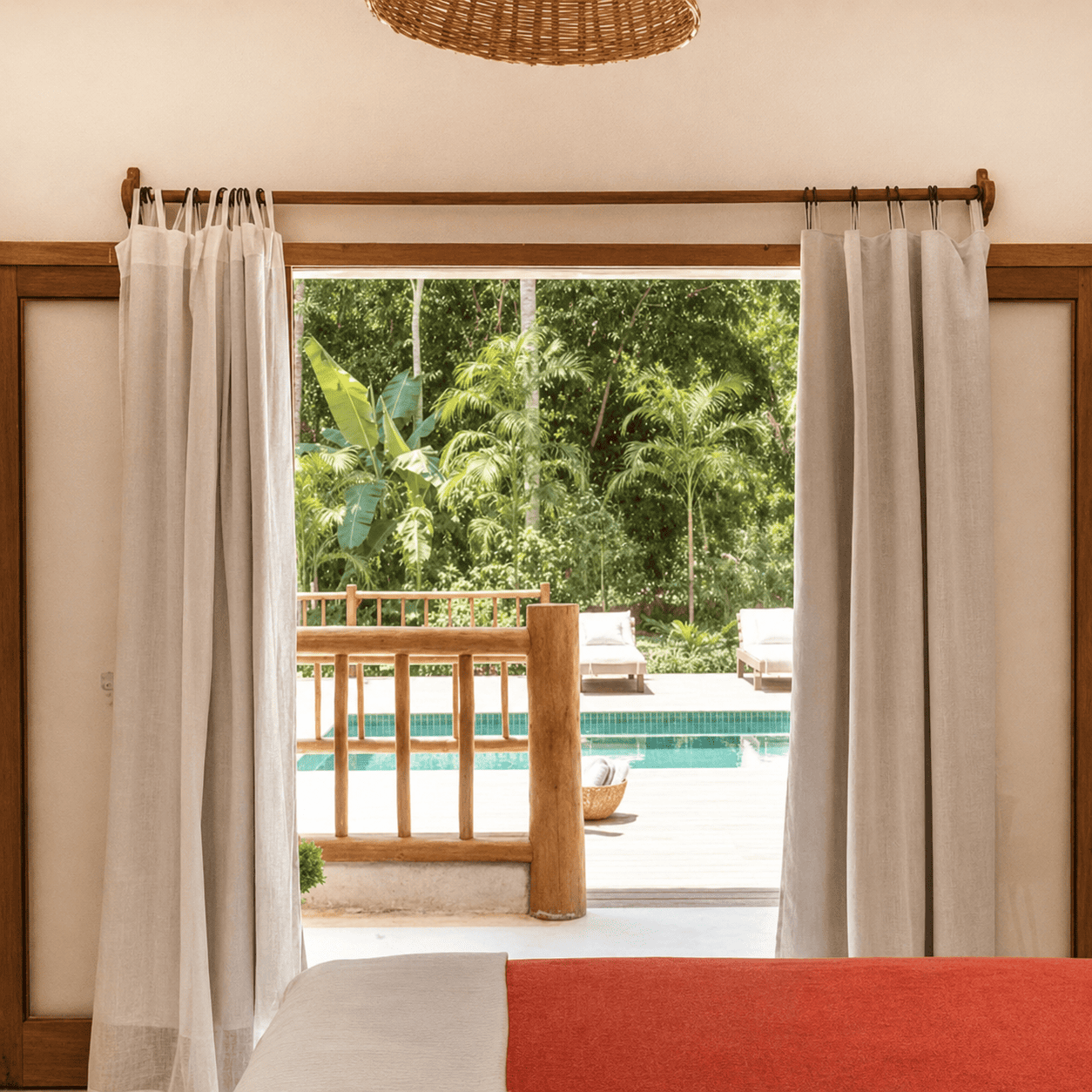 Quarto de cortinas de linho aberto para a piscina