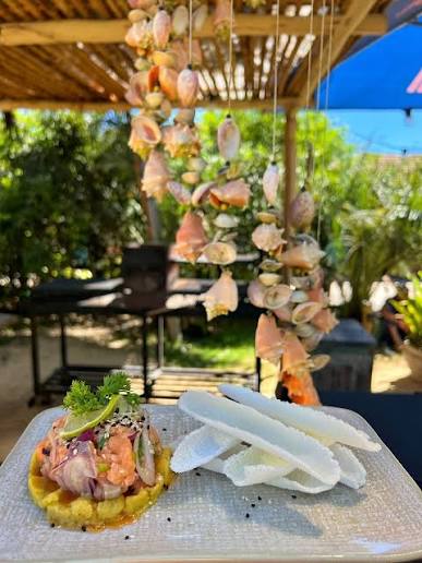 Prato de ceviche servido em um restaurante de Trancoso