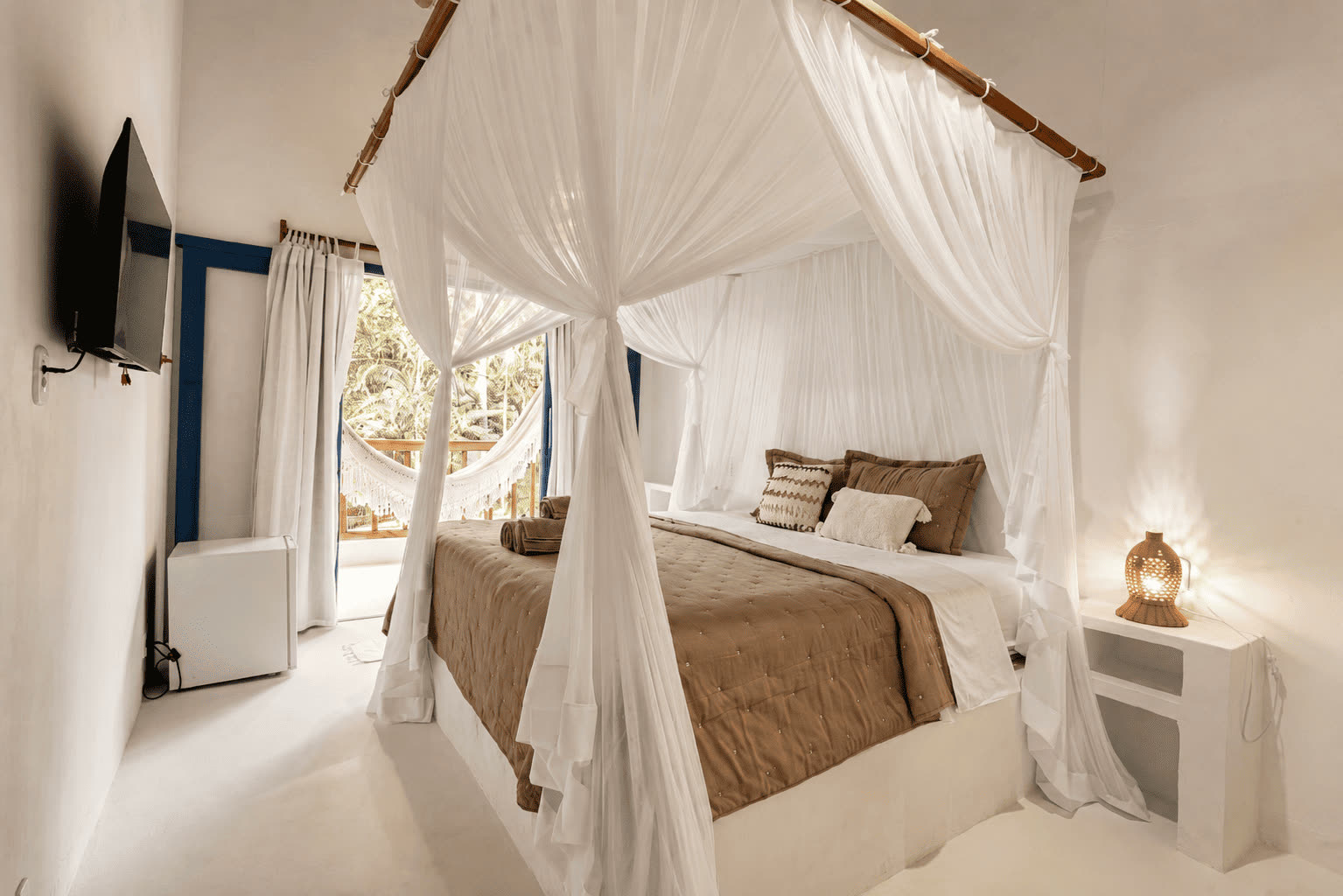Quarto Superior 2 da Casa Angelina com cama king-size e dossel branco.