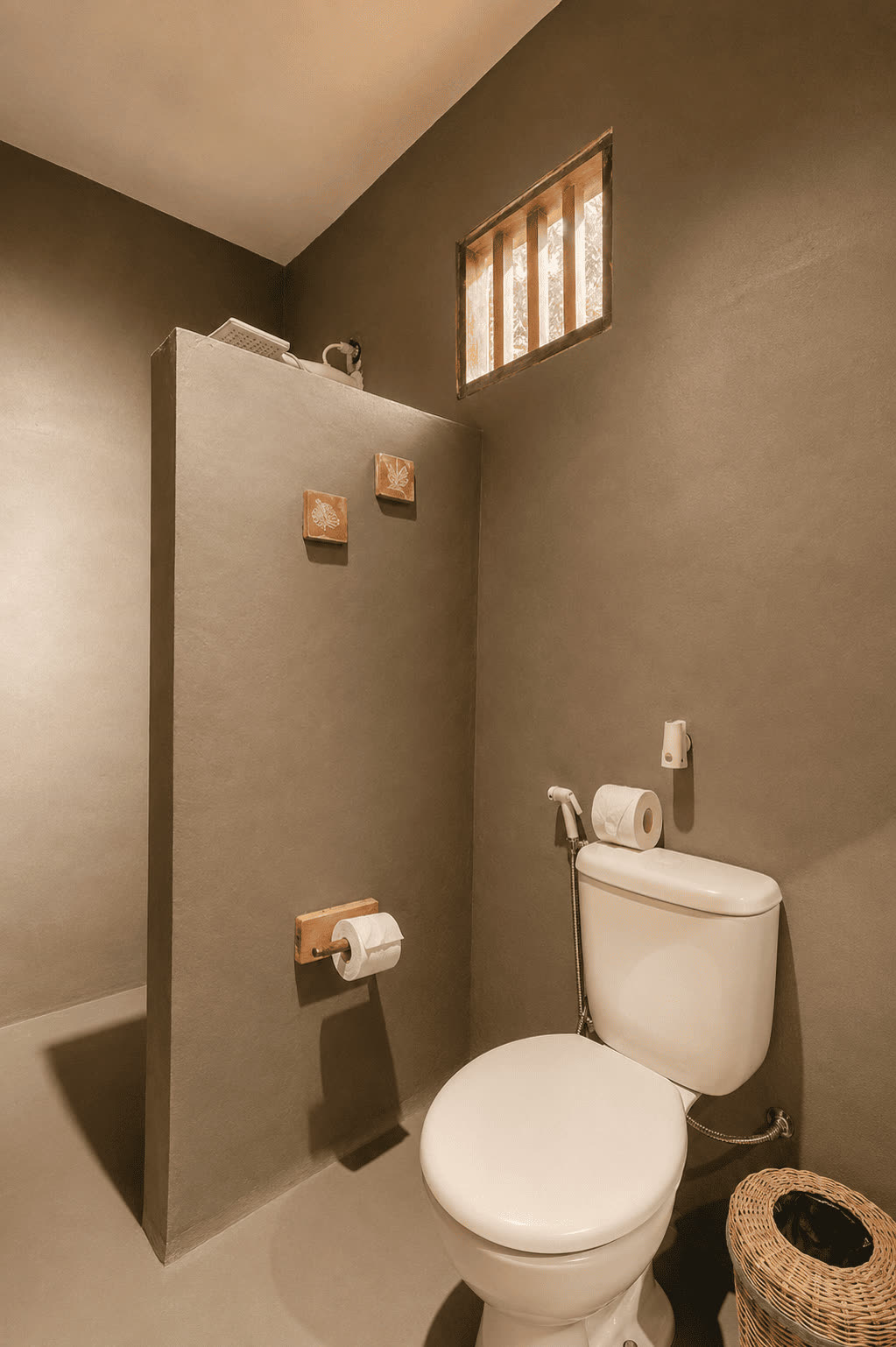 Banheiro privativo do Quarto Superior 2, com ducha higiênica e janela de veneziana de madeira.