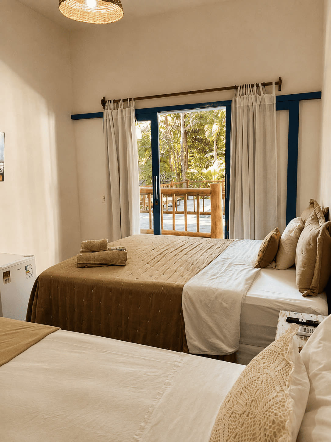 Quarto triplo da Casa Angelina com vista para a piscina.
