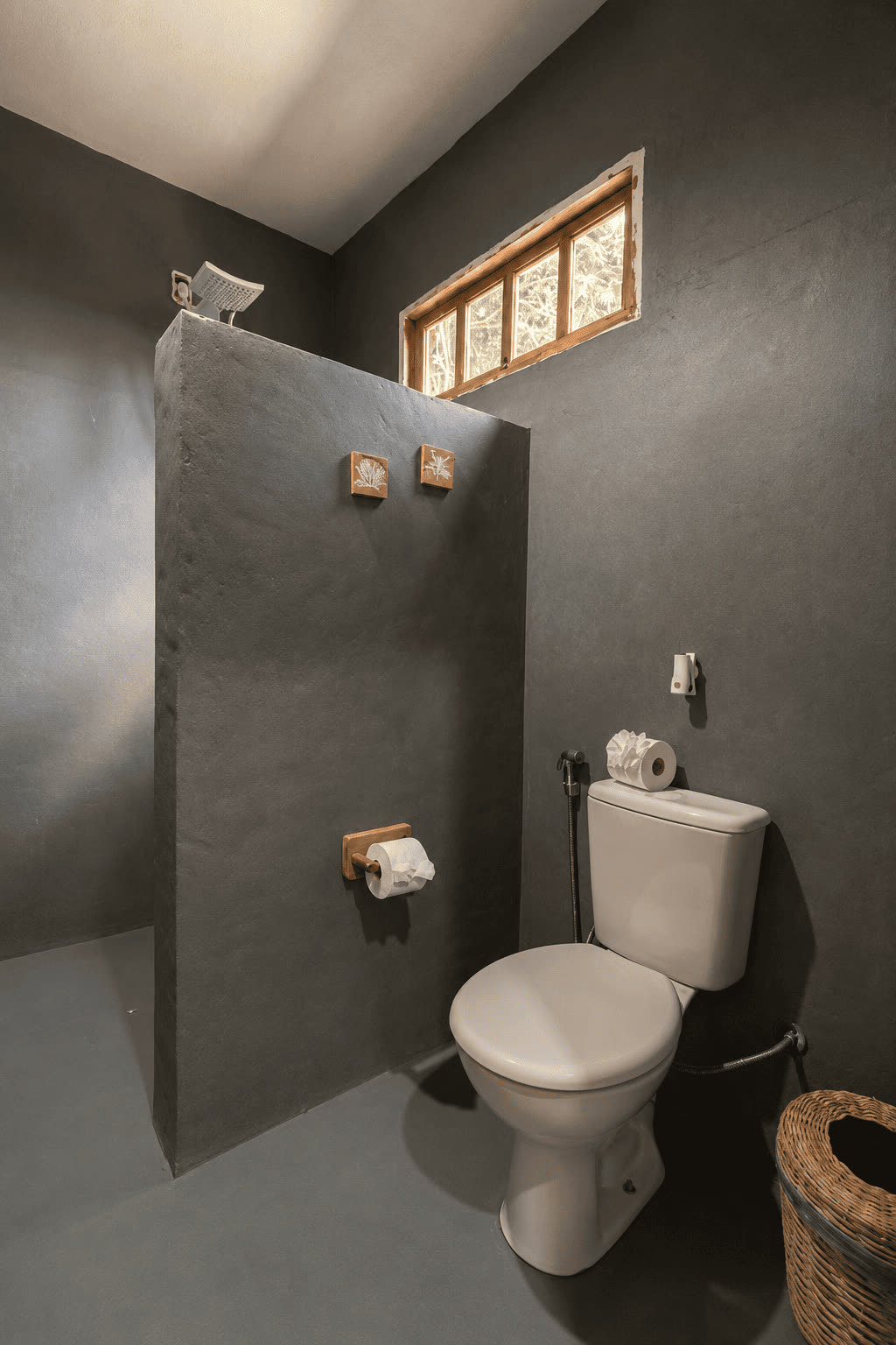 Banheiro do Quarto Triplo com área de banho aberta e janela para o verde.